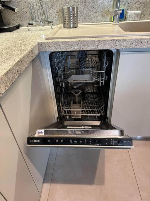 Family Friendly 2 Bedroom Apartment Eden Gardens Tirana City Center 外观 照片